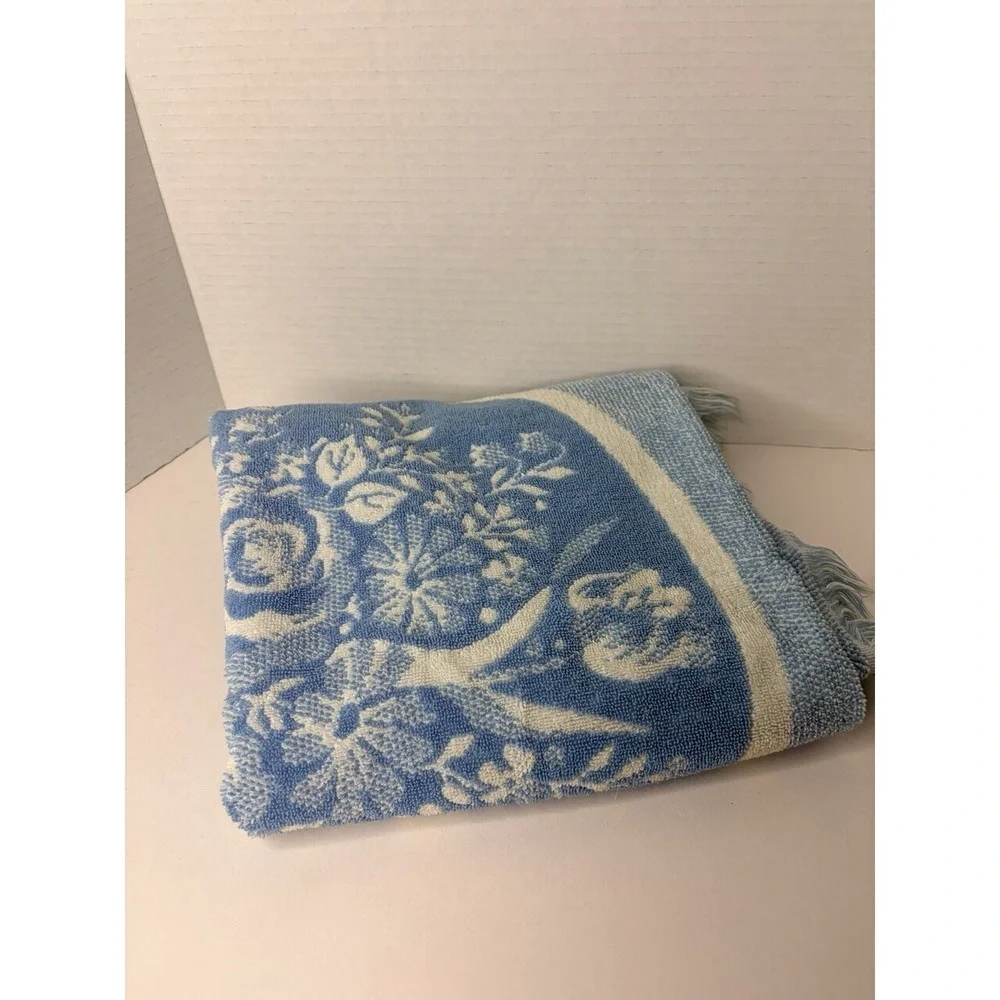 Vtg Blue Floral Bath Towel Cottagecore Shabby Chic Retro‎ Granny 41.5x24.5
